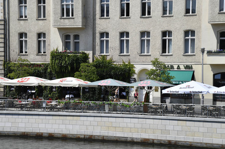 Neue Ufermauer am Schiffbauerdamm in Berlin