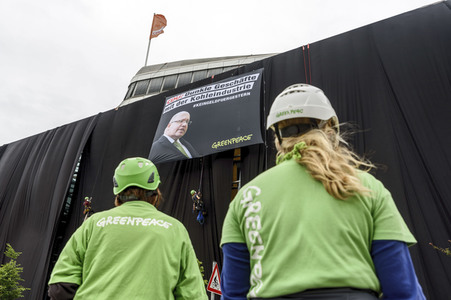 Greenpeace verhüllt die CDU-Parteizentrale in Berlin