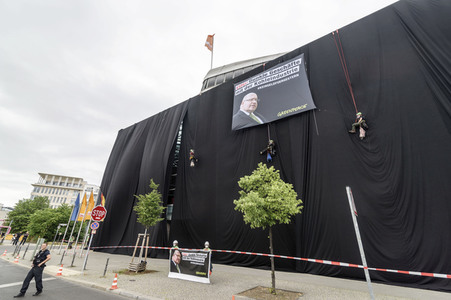 Greenpeace verhüllt die CDU-Parteizentrale in Berlin