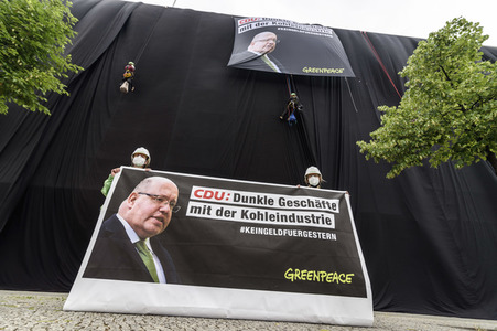 Greenpeace verhüllt die CDU-Parteizentrale in Berlin