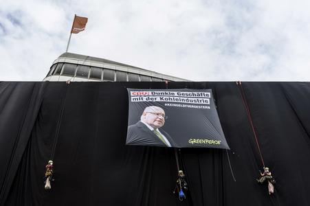 Greenpeace verhüllt die CDU-Parteizentrale in Berlin