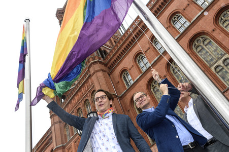 Hissen der Regenbogenflagge zur Eröffnung der Prideweek in Berlin