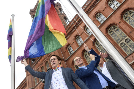 Hissen der Regenbogenflagge zur Eröffnung der Prideweek in Berlin