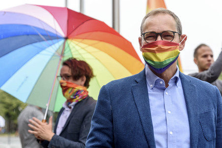 Hissen der Regenbogenflagge zur Eröffnung der Prideweek in Berlin