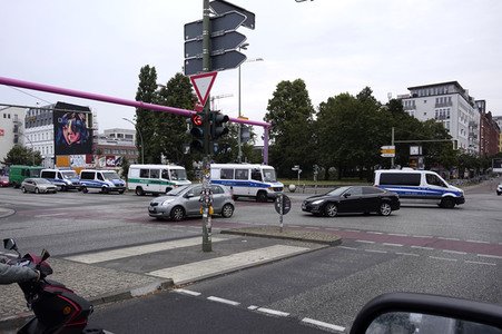 Einsatzfahrzeuge der Polizei unterwegs zu einer Razzia in Berlin