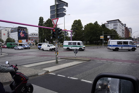 Einsatzfahrzeuge der Polizei unterwegs zu einer Razzia in Berlin