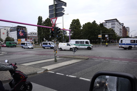 Einsatzfahrzeuge der Polizei unterwegs zu einer Razzia in Berlin