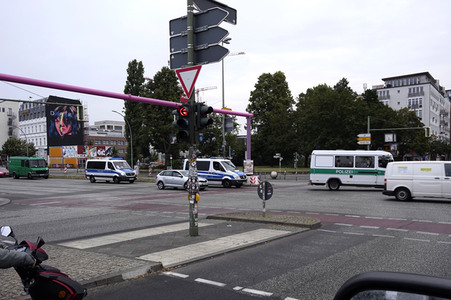 Einsatzfahrzeuge der Polizei unterwegs zu einer Razzia in Berlin