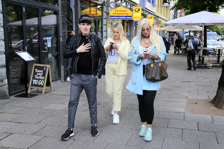 Leoni Baltz mit Freunden auf der Reeperbahn in Hamburg