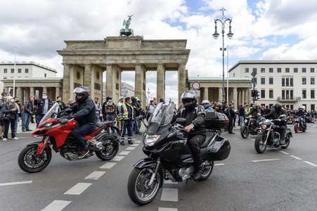 Motorradkorso gegen Fahrverbote an Sonn- und Feiertagen in Berlin