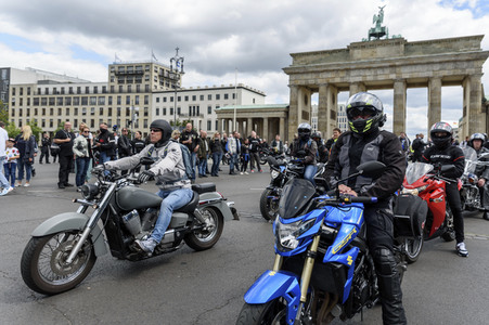 Motorradkorso gegen Fahrverbote an Sonn- und Feiertagen in Berlin
