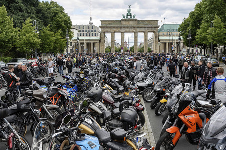 Motorradkorso gegen Fahrverbote an Sonn- und Feiertagen in Berlin