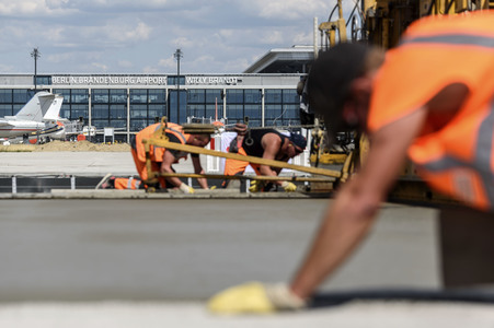 Vorfeld-Baustelle am Flughafen Berlin Brandenburg in Schönefeld
