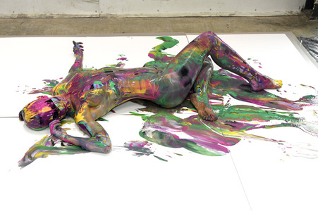 BodyArt Kunstperformance von Jörg Düsterwald mit Aktmodell in Hannover