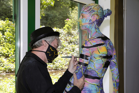 BodyArt Kunstperformance von Jörg Düsterwald mit Aktmodell in Hannover