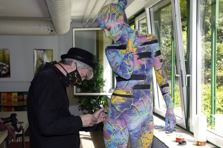 BodyArt Kunstperformance von Jörg Düsterwald mit Aktmodell in Hannover
