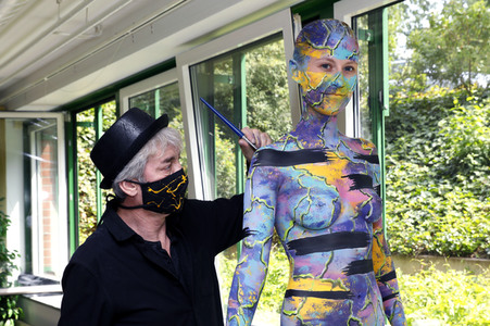 BodyArt Kunstperformance von Jörg Düsterwald mit Aktmodell in Hannover