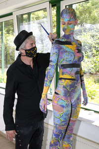 BodyArt Kunstperformance von Jörg Düsterwald mit Aktmodell in Hannover