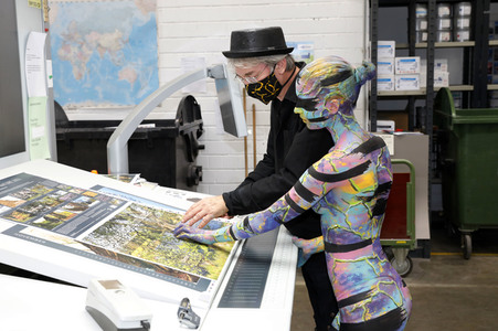 BodyArt Kunstperformance von Jörg Düsterwald mit Aktmodell in Hannover