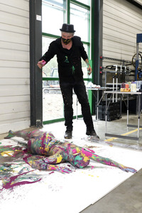 BodyArt Kunstperformance von Jörg Düsterwald mit Aktmodell in Hannover
