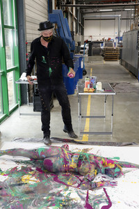 BodyArt Kunstperformance von Jörg Düsterwald mit Aktmodell in Hannover