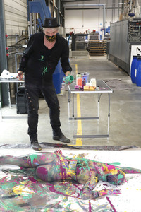 BodyArt Kunstperformance von Jörg Düsterwald mit Aktmodell in Hannover