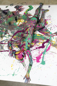 BodyArt Kunstperformance von Jörg Düsterwald mit Aktmodell in Hannover