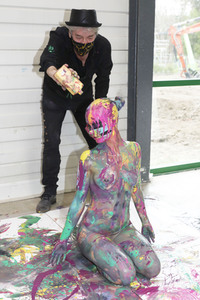 BodyArt Kunstperformance von Jörg Düsterwald mit Aktmodell in Hannover