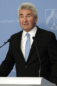 Pressekonferenz mit Andreas Pinkwart in Düsseldorf