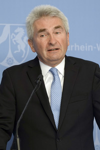 Pressekonferenz mit Andreas Pinkwart in Düsseldorf