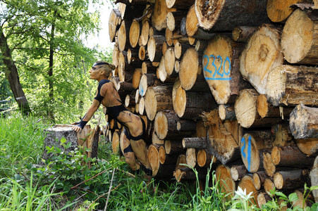 NATURE ART: Holzstapel / Wood Pile Bodypainting