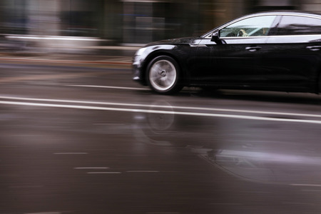 Symbolfoto Regennasse Fahrbahn