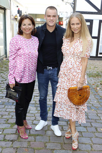 'Golden Things meets Pink Carpet' Pre-Closing Finissage in Hamburg