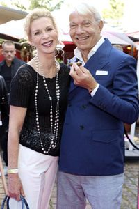 'Golden Things meets Pink Carpet' Pre-Closing Finissage in Hamburg