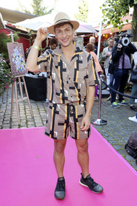 'Golden Things meets Pink Carpet' Pre-Closing Finissage in Hamburg