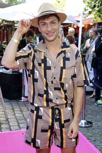 'Golden Things meets Pink Carpet' Pre-Closing Finissage in Hamburg