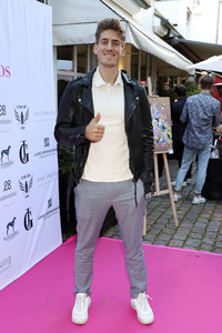 'Golden Things meets Pink Carpet' Pre-Closing Finissage in Hamburg