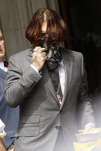 Johnny Depp vor dem High Court in London