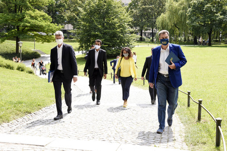Pressekonferenz zum Schul-Digitalisierungsgipfel in München
