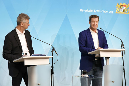 Pressekonferenz zum Schul-Digitalisierungsgipfel in München