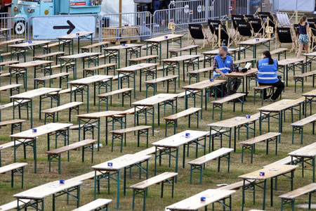 Symbolfoto: Leere Stuhlreihen