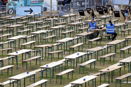 Symbolfoto: Leere Stuhlreihen