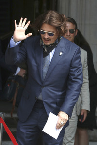 Johnny Depp vor dem High Court in London