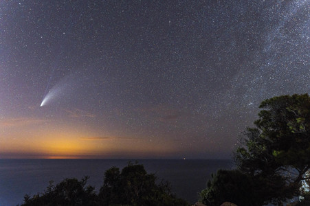 Komet Neowise gesehen vom Cap de Formentor