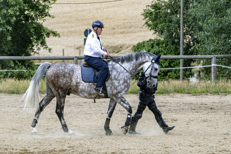 Ministerpräsident Michael Kretschmer zu Besuch bei Polizei-Reiterstaffel in Radeberg