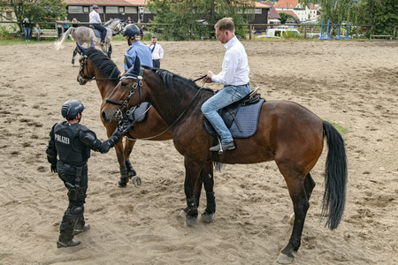 Ministerpräsident Michael Kretschmer zu Besuch bei Polizei-Reiterstaffel in Radeberg