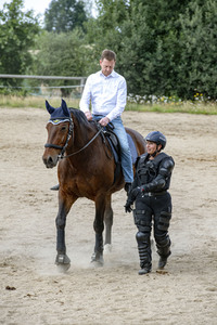 Ministerpräsident Michael Kretschmer zu Besuch bei Polizei-Reiterstaffel in Radeberg