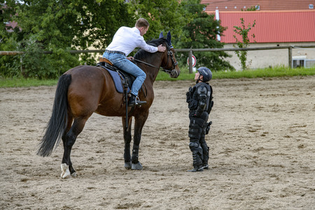 Ministerpräsident Michael Kretschmer zu Besuch bei Polizei-Reiterstaffel in Radeberg