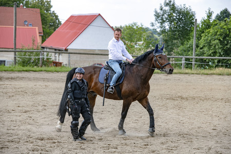 Ministerpräsident Michael Kretschmer zu Besuch bei Polizei-Reiterstaffel in Radeberg