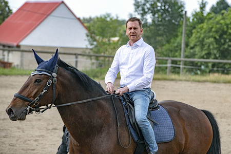 Ministerpräsident Michael Kretschmer zu Besuch bei Polizei-Reiterstaffel in Radeberg